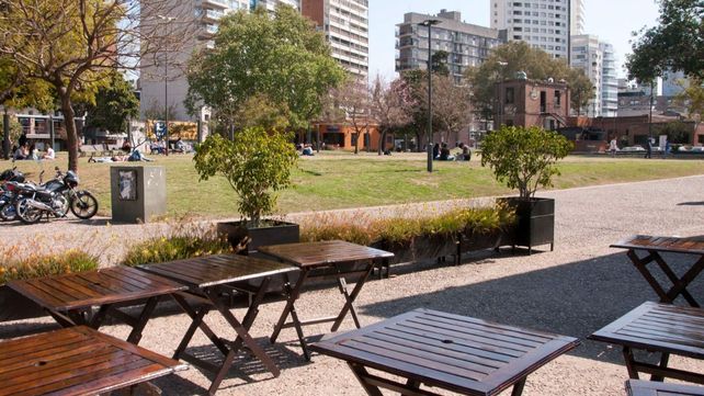 El municipio rosarino busca reflotar diversos espacios de la costa central con propuestas gastronómicas.