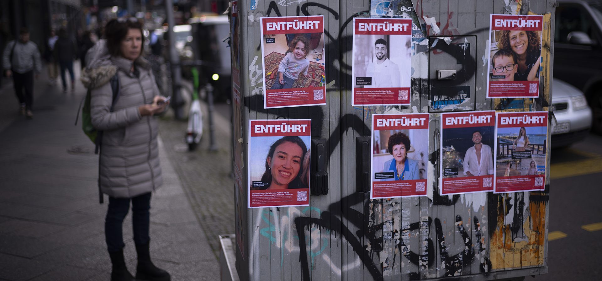Una mujer mira carteles con fotografías de personas presuntamente secuestradas por Hamás en Berlín, Alemania, el martes 17 de octubre de 2023. Los carteles con fotografías de personas presuntamente secuestradas por Hamás o desaparecidas después de los ataques contra Israel están pegados en todo el distrito Mitte. (Foto AP/Markus Schreiber) Una mujer mira carteles con fotografías de personas presuntamente secuestradas por Hamás en Berlín, Alemania, el martes 17 de octubre de 2023. Los carteles con fotografías de personas presuntamente secuestradas por Hamás o desaparecidas después de los ataques contra Israel están pegados en todo el distrito Mitte. (Foto AP/Markus Schreiber)