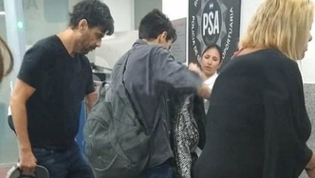 Aeropuerto Islas Malvinas. Juan Darthés se embarcó ayer en el vuelo a las 6 en el vuelo 8129 de Latam.