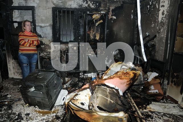 Tres habitaciones de la vivienda quedaron destrozadas.