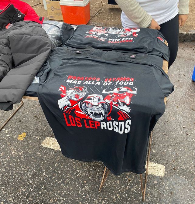 La imagen que se divulgó en las últimas horas muestra un puesto de venta de remeras con la misma imagen de la bandera alusiva a Los Monos que apareció en el Coloso el día de la despedida de Maxi Rodríguez. 