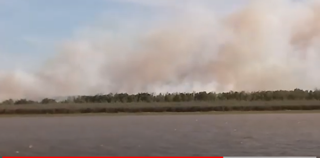 El fuego está llegando a las casas en la zona de la isla Puerto Pirata