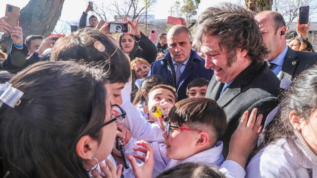 El mandatario hizo su arenga libertaria de campaña ante chicas y chicos de primaria.