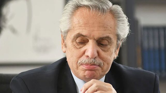 Exigen levantar el secreto fiscal por la causa Seguros e inhibieron los bienes de Alberto Fernández y de Mauro Tanos