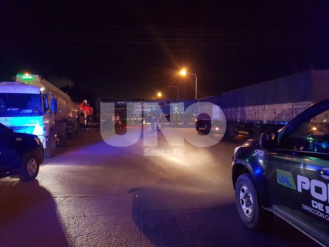 Choque sin heridos entre un camión y un tren en la ciudad de San Lorenzo