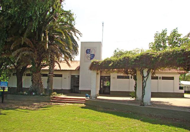 Ingreso. La fachada del club se encuentra siempre en impecables condiciones / Foto: Gentileza SFRC