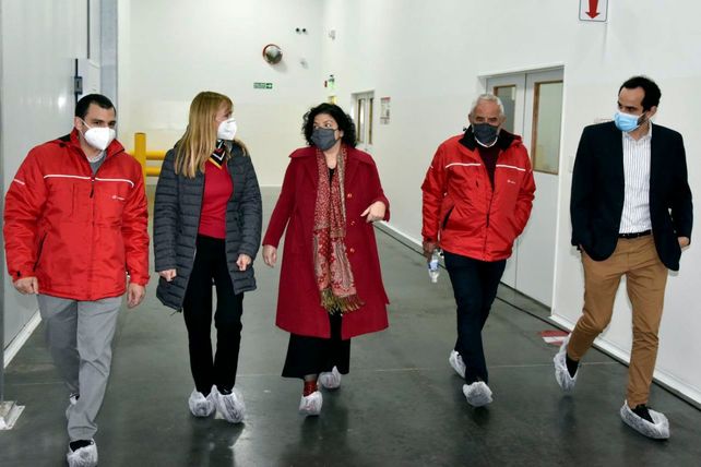 MINISTRA. Vizzotti este viernes a la noche en su recorrida por un centro logístico bonaerense.