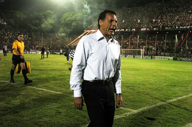Miguel Ángel Russo en 2006 cuando era entrenador de Vélez y enfrentó a Newells en la Copa Libertadores