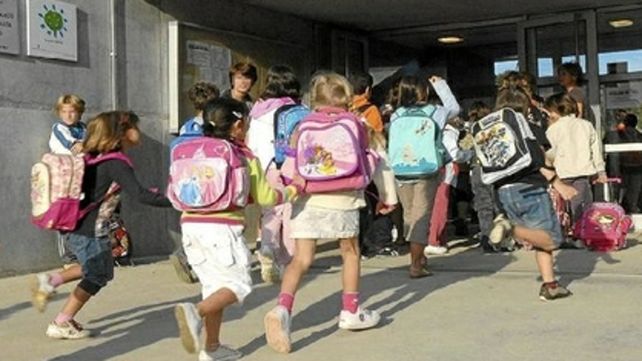 Una niña asistió a la escuela con una pistola cargada en la mochila