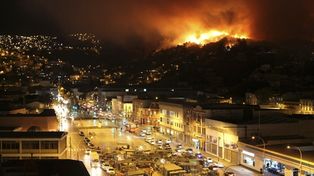 Suman 16 los muertos y más de 10 mil los evacuados por un voraz incendio en Valparaíso