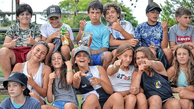 Las pequeños aportaron todo el color en El Plumazo.