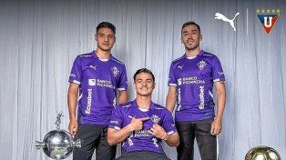 Liga de Quito lanzó su camiseta conmemorativa con la presencia del entrerriano Alzugaray.