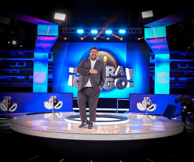 Barassi en medio de una escenografía impactante. “Ahora caigo”: para alegrar las tardes en la TV.