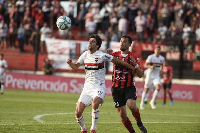 Albertengo pelea la pelota en lo alto.