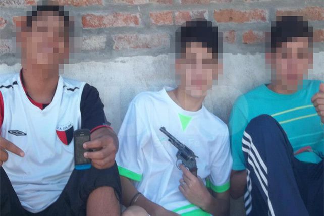 Tendencia en Facebook: menores santafesinos se sacan fotos armados