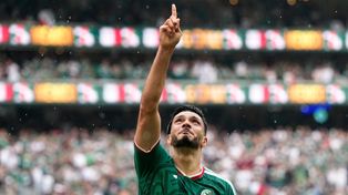 Raúl Jiménez celebra su gol, el segundo de México ante Sudáfrica. El Tri arrancó con una victoria que debió ser más abultada.