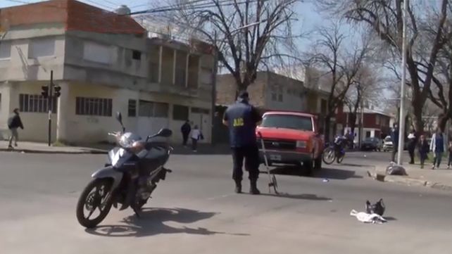 Una Yamaha Crypton y una camioneta Ford F-100 colisionaron en San Juan y Sucre. El motociclista sufrió graves heridas.&nbsp;
