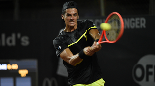 Federico Coria tuvo un duro debut en el torneo de tenis de rosario y lo superó con un triunfo en tres sets.