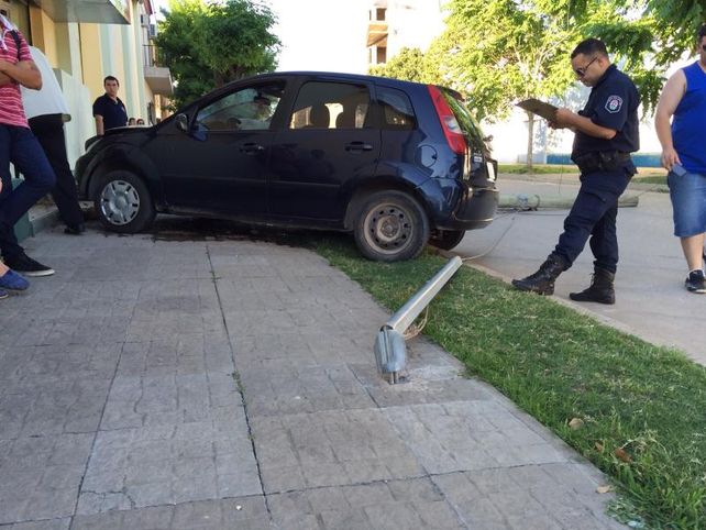 Chocaron y derribaron un poste de la línea telefónica