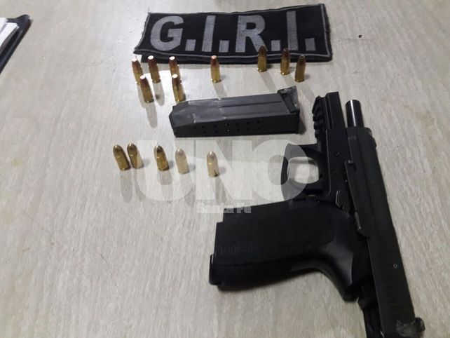 Arma de guerra. Las fuerzas del orden secuestraron&nbsp;una pistola de fabricación alemana marca Sig Sauer calibre 9 milímetros.&nbsp;