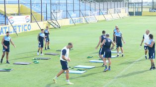 Miguel Russo se suma al grupo de los que jugaron ante Arsenal e hizo algunas bromas, en especial a Veliz.