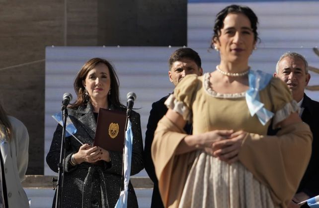 Villarruel participó de la promesa a la bandera en el Patio Cívico del Monumento.