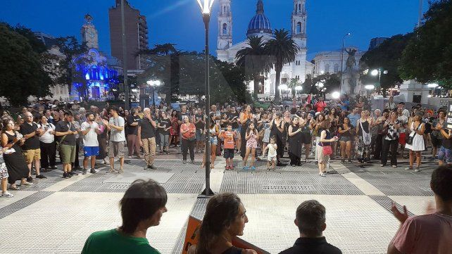 Colectivos artísticos y culturales de Paraná se concentraron este martes por la noche en la Plaza 1° de Mayo