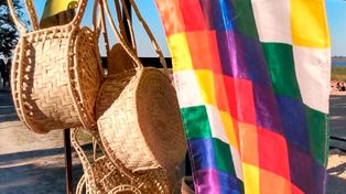 Artesanías Qom: legado cultural en la feria de la Costanera