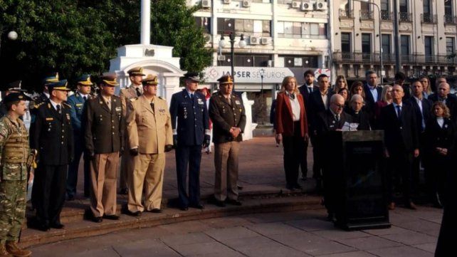 En Paraná las actividades conmemorativas este 2 de abril se iniciaron en la plaza 1° de Mayo.