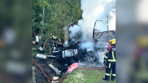 Choque frontal entre dos camiones en Zavalla: uno se incendió y hay una víctima mortal