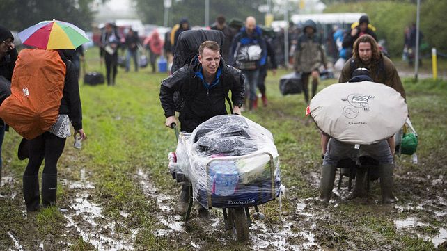 Glastonbury, el mítico festival británico se celebra bajo la lluvia y el barro