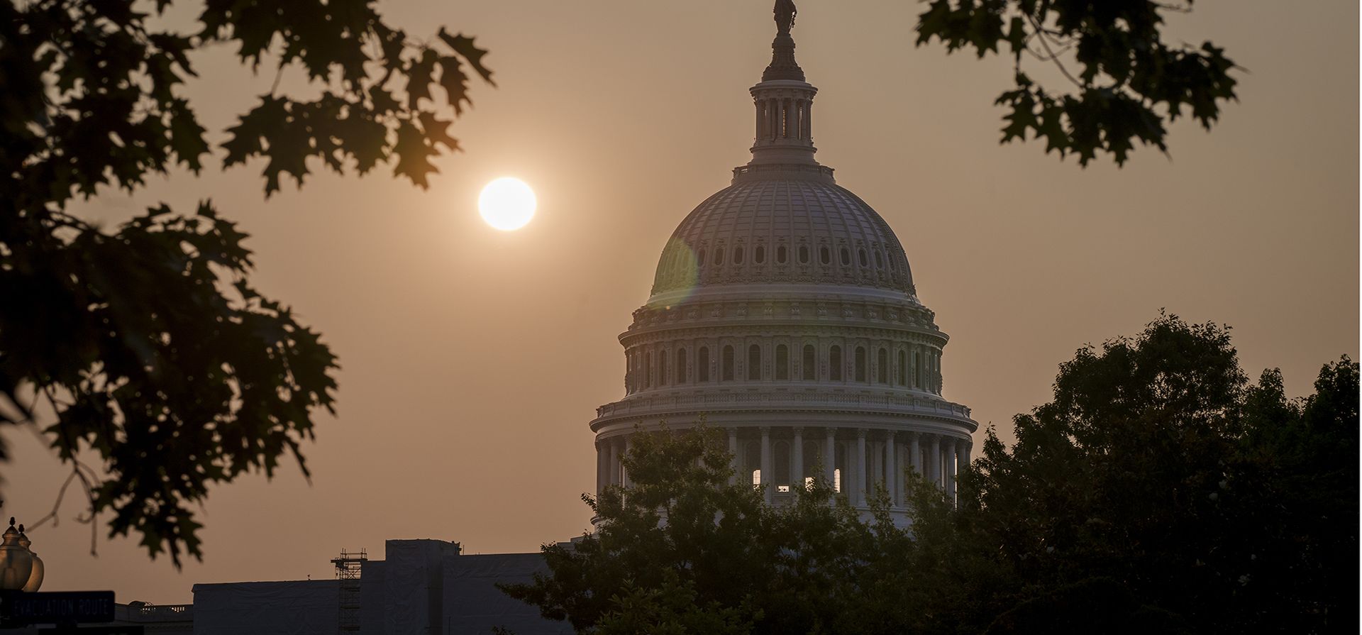El Capitolio se ve al amanecer en Washington, el viernes 9 de junio de 2023. Si bien la calidad del aire sigue siendo poco saludable, la contaminación por humo récord de los incendios forestales en el este de Canadá esta semana ha disminuido significativamente en la capital de la nación. (Foto AP/J. Scott Applewhite) El Capitolio se ve al amanecer en Washington, el viernes 9 de junio de 2023. Si bien la calidad del aire sigue siendo poco saludable, la contaminación por humo récord de los incendios forestales en el este de Canadá esta semana ha disminuido significativamente en la capital de la nación. (Foto AP/J. Scott Applewhite)