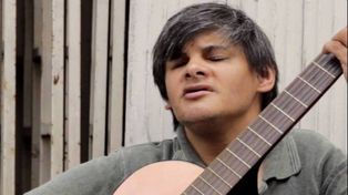 Marcelo Moyano, el músico ciego que canta desde hace 18 años en la peatonal Córdoba, necesita una guitarra.