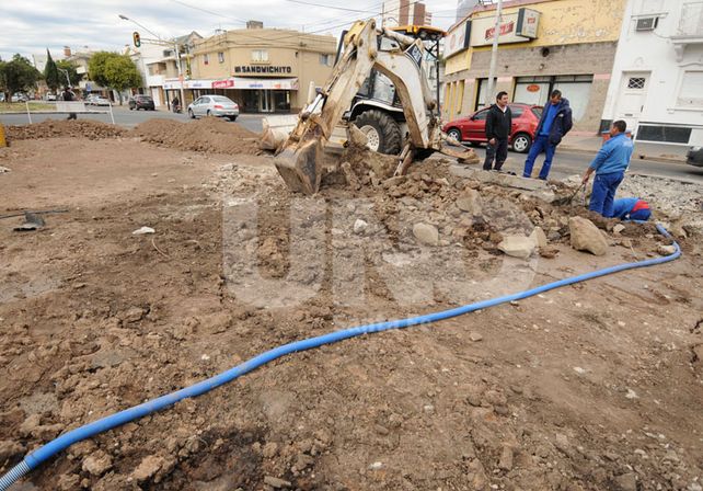 Cortan media calzada en Bulevar y Urquiza por trabajos de Assa. Fotógrafo: José Busiemi / Diario UNO Santa Fe