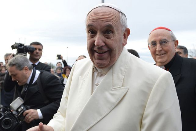 Afirman que el papa Francisco sale de incógnito para ayudar a los pobres