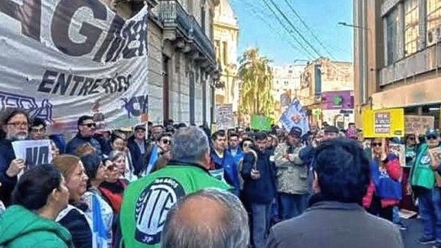 Gremios y jubilados marcharon a Casa de Gobierno contra la reforma previsional y reforzaron el reclamo.
