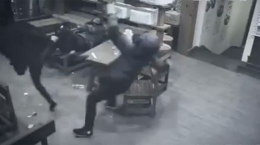 Una Gatúbela China detiene a patadas a los delincuentes y evita el robo en un restaurante