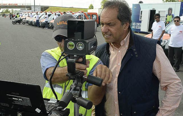 El gobernador Daniel Scioli monitorea un radar de control de velocidad en Hudson. (Foto: NA)