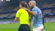 El momento en el que el Kun toma del hombro a la jueza de línea. El momento en el que el Kun toma del hombro a la jueza de línea.