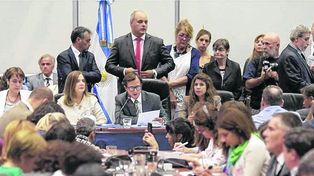 Con un video, aplausos y abucheos siguió el debate sobre el aborto