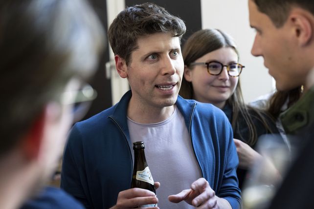 El CEO de OpenAI e inventor del software de IA chatGPT Sam Altman conversa con miembros de la audiencia en la Universidad Técnica de Munich (TUM)