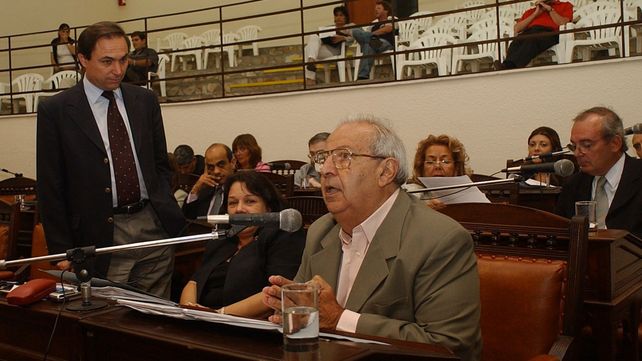 Evaristo Monti habla en una sesión del Concejo. Su par del socialismo Miguel Zamarini escucha con mucha atención.&nbsp;