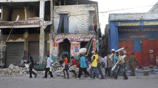 Un nuevo temblor caus&oacute; p&aacute;nico a los haitianos que esperan ayudan