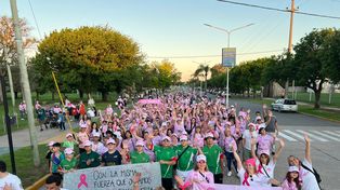 Multitudinaria caminata por el Octubre Rosa en Roldán para prevenir el cáncer de mama