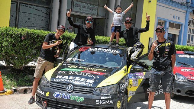 Guillermo Pitón festeja junto a su navegante Juan Capurro y su equipo.