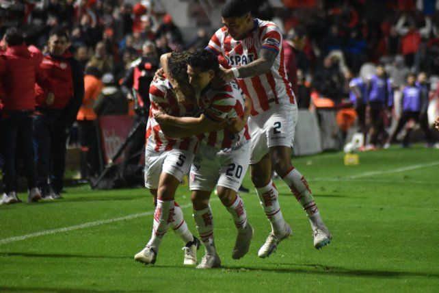 Unión sumó su primer éxito y relegó a Lanús en el Torneo Clausura