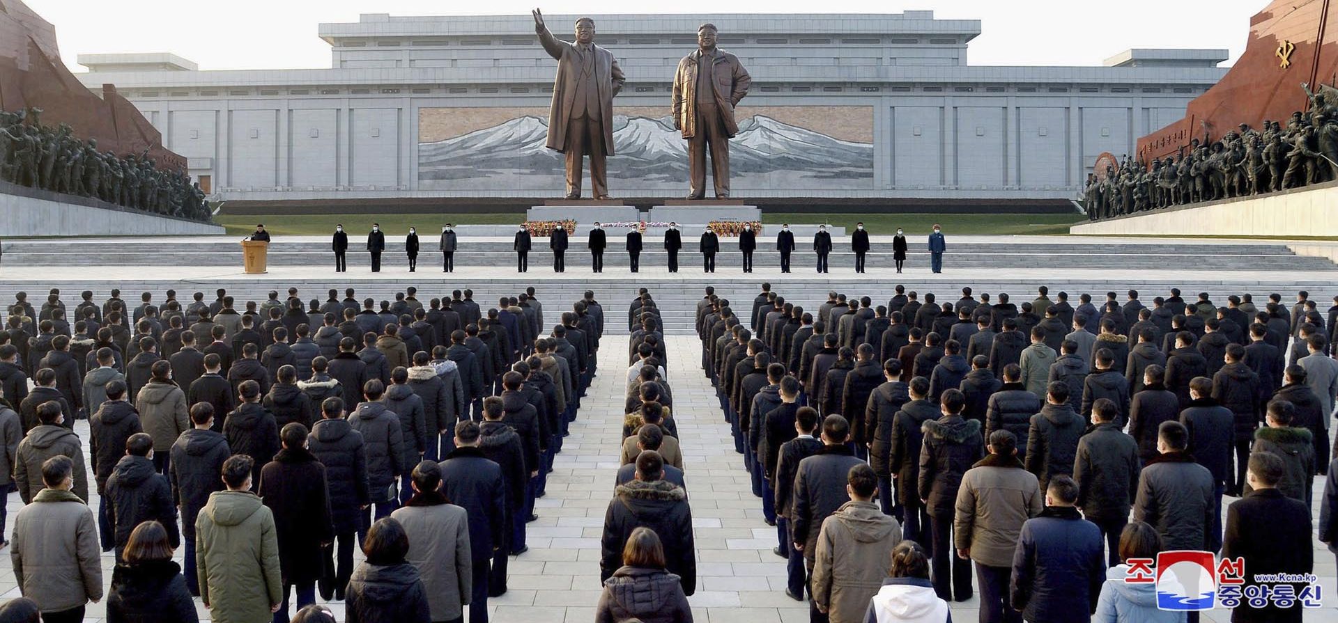 Un evento por el décimo aniversario de la muerte del líder norcoreano Kim Jong Il en Pyongyang, Corea del Norte, el miércoles 15 de diciembre de 2021. La estatua de la derecha es Kim Jong Il, que era el hijo mayor y sucesor de fundador Kim Il Sung, izquierda, Esta foto proporcionada por el gobierno de Corea del Norte muestra a X en un lugar no revelado en Corea del Norte. Los periodistas independientes no tuvieron acceso para cubrir el evento que se muestra en esta imagen distribuida por el gobierno de Corea del Norte. Foto: ACNC via AP