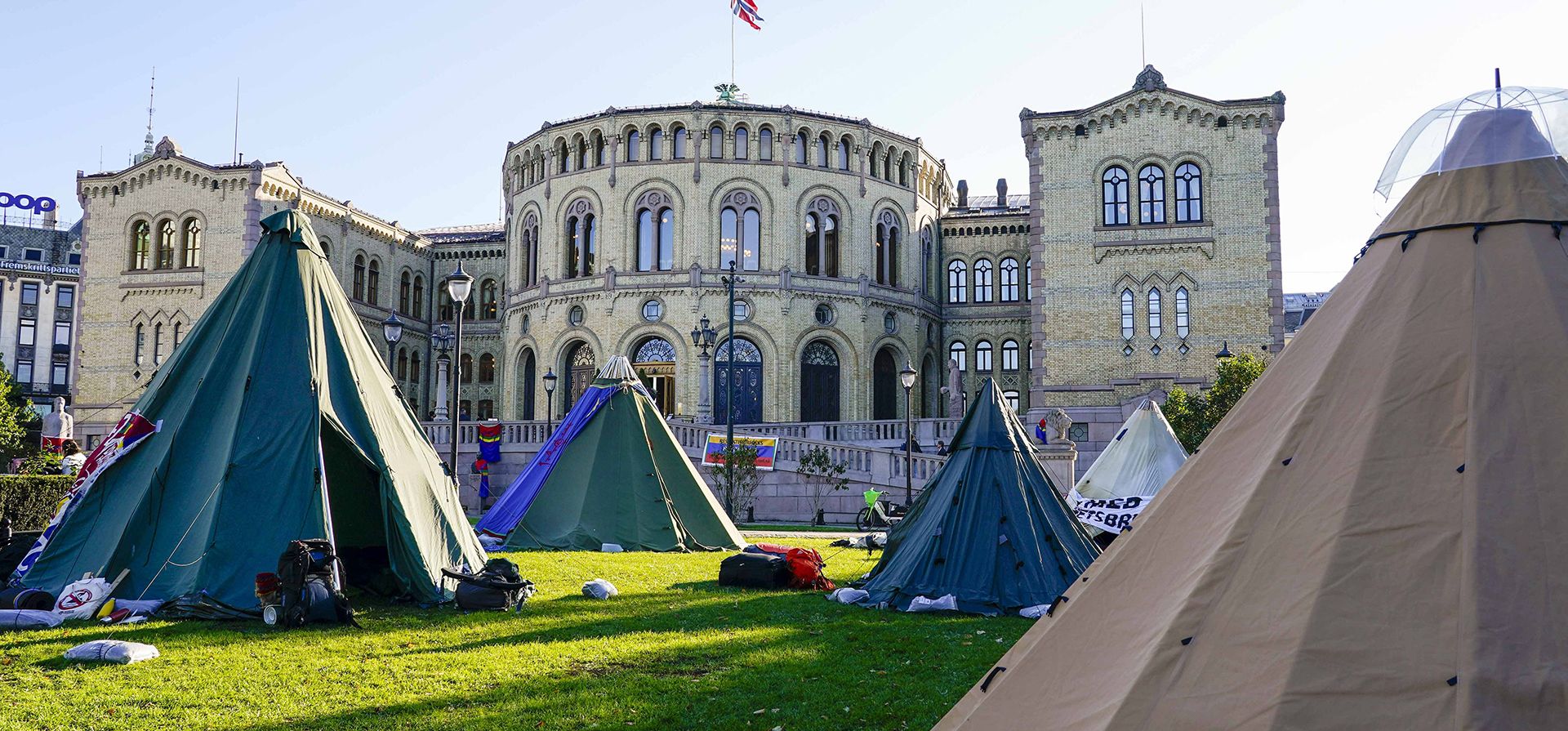 Activistas instalaron tiendas de campaña frente al parlamento noruego, en Oslo, el jueves 12 de octubre de 2023. Decenas de activistas en Noruega también bloquearon el jueves la entrada a uno de los principales operadores de un parque eólico que, según dicen, obstaculiza los derechos de los samis. Pueblos indígenas para criar renos. (Gorm Kallestad/NTB Scanpix vía AP) Activistas instalaron tiendas de campaña frente al parlamento noruego, en Oslo, el jueves 12 de octubre de 2023. Decenas de activistas en Noruega también bloquearon el jueves la entrada a uno de los principales operadores de un parque eólico que, según dicen, obstaculiza los derechos de los samis. Pueblos indígenas para criar renos. (Gorm Kallestad/NTB Scanpix vía AP)