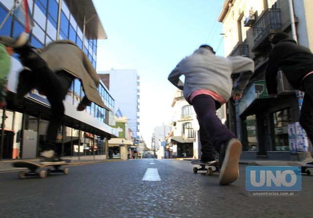 Arrancaron. Los skaters partirán el sábado desde la Plaza 1º de Mayo después de las 14.  Foto UNO/Juan Ignacio Pereira