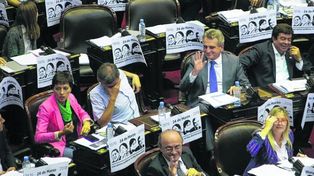 Polémica en Diputados por carteles que relacionaban a Macri con la dictadura